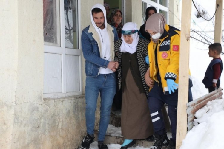 Van'da kar altında 95 yaşındaki kadını kurtarma seferberliği
