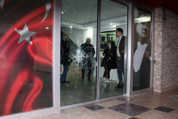 Antalya'da CHP il binasına taşlı saldırı