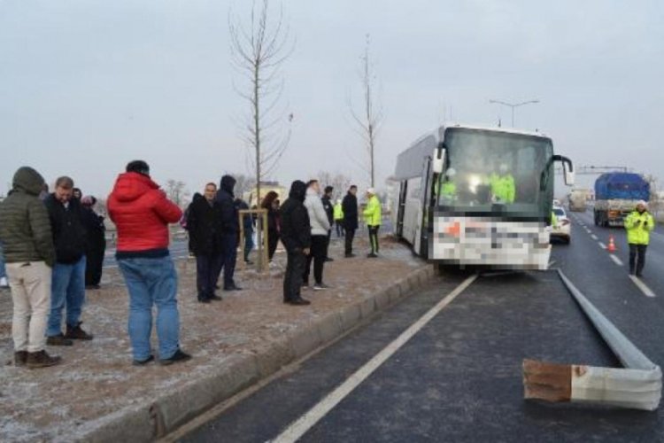 Aksaray'da yolcu otob&uuml;s&uuml; kaza yaptı! s&uuml;r&uuml;c&uuml; ehliyetsiz &ccedil;ıktı