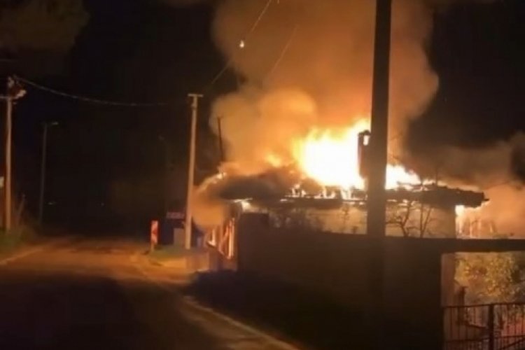 Bursa'da ahşap bir ev alevlere teslim oldu!
