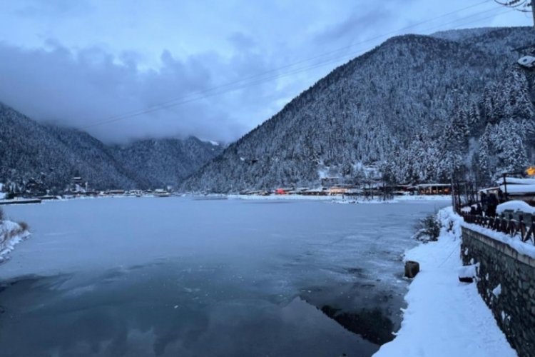 Trabzon'daki Uzung&ouml;l buz tuttu