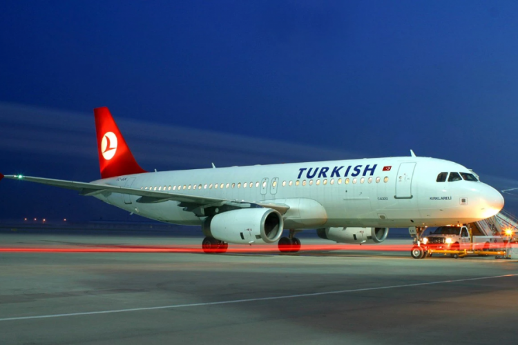 THY u&ccedil;ağına yıldırım isabet etti! Acil iniş yapıldı