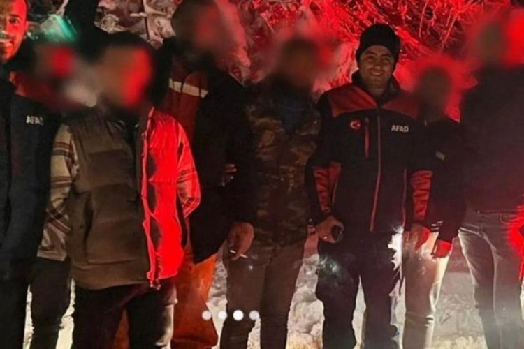 Zonguldak'ta kar yağışını g&ouml;rmek i&ccedil;in &ccedil;ıktıkları dağda mahsur kaldılar