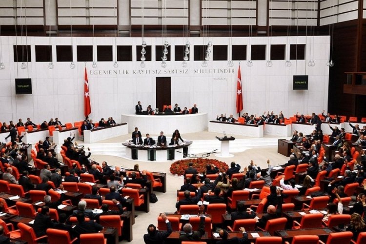 Kanun teklifi verildi: Evliliklerinde 25 yılı dolduran &ccedil;alışmayan kadınlara emeklilik hakkı