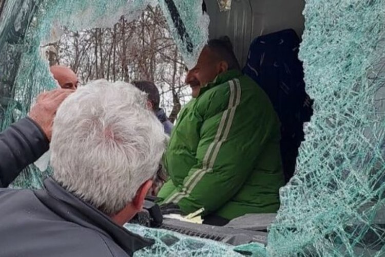 Tunceli'de dağdan kopan kaya araca girdi! 1 &ouml;l&uuml;