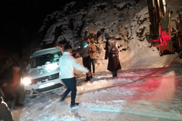 Antalya'da karda mahsur kalan ara&ccedil; ve vatandaşlar kurtarıldı