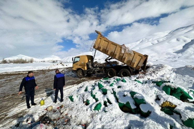 Hakkari'de tarihi ge&ccedil;miş bir kamyon gıda imha edildi