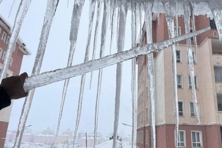 Bitlis'te buz sarkıtlarının boyu 2 metreyi buldu