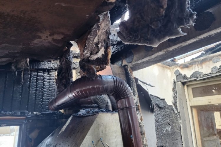Bolu'da 2 katlı evin &uuml;st katı k&uuml;le d&ouml;nd&uuml;