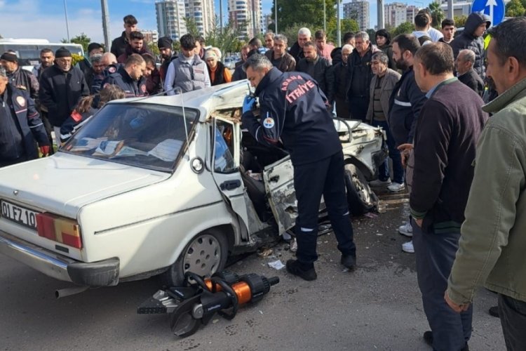 Adana'da Tofaş marka otomobil ile midib&uuml;s &ccedil;arpıştı: 9 yaralı