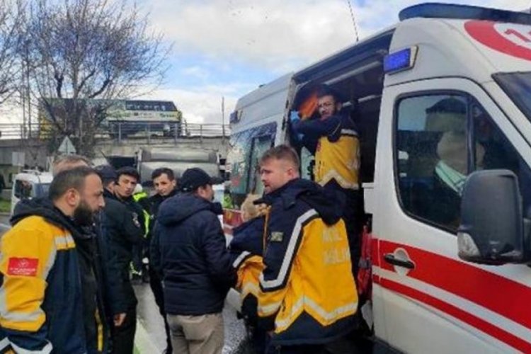 İETT otob&uuml;s&uuml; alt ge&ccedil;it duvarına &ccedil;arptı!