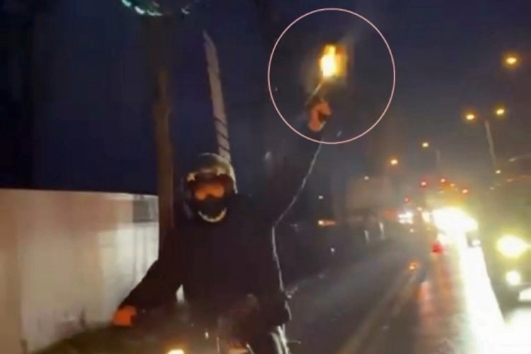 Sakarya'da d&uuml;ğ&uuml;n konvoyundaki trafik magandası kamerada