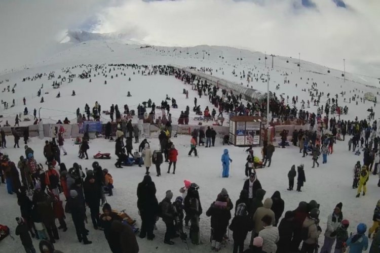 Kayseri Erciyes'te pistler kayak severlerle doldu taştı