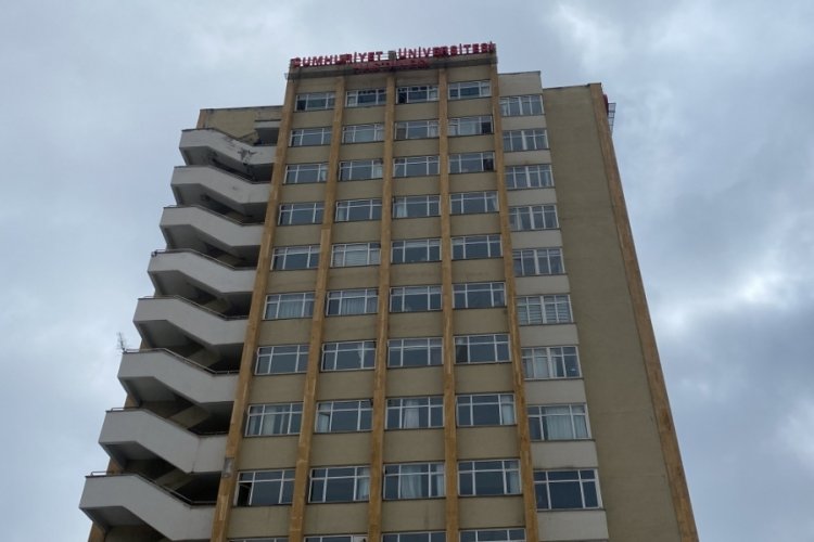 Sivas'ta bir kişi, hastanenin 12'nci katından aşağıya atladı!