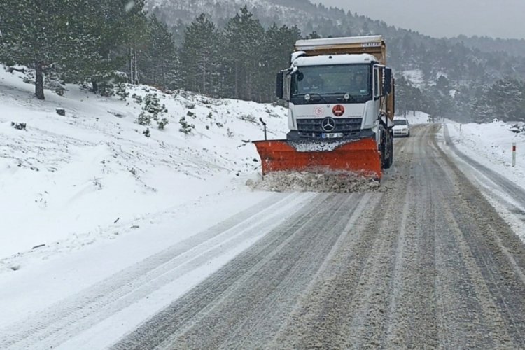 Balıkesir'de yoğun kar yağışı ara&ccedil; trafiğini olumsuz etkiliyor