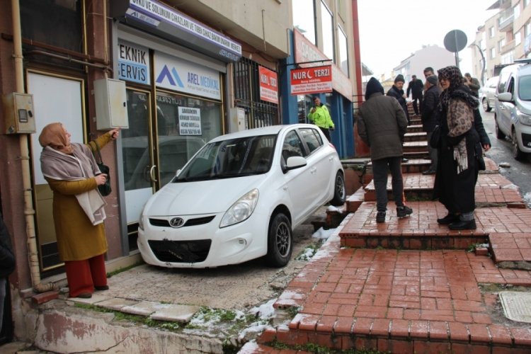 Bolu'da yokuşu inen otomobil kontrolden &ccedil;ıkarak askıda kaldı