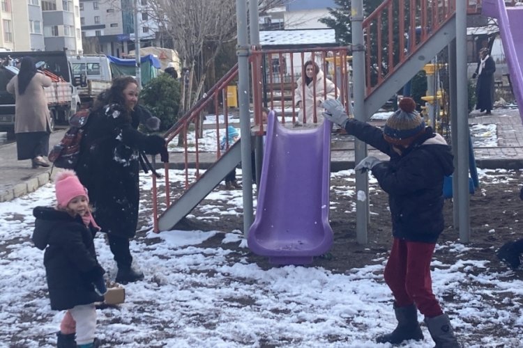 &Ccedil;ankırı'da &ccedil;ocuklar, kartopu oynayıp kardan adam yaparak doyasıya eğlendi
