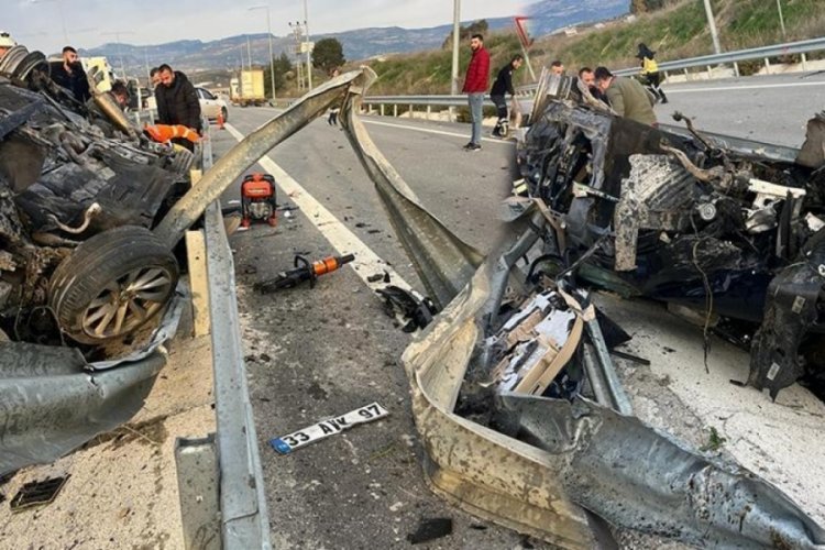 Mersin'de lastiği patlayan otomobil bariyerlere &ccedil;arptı!