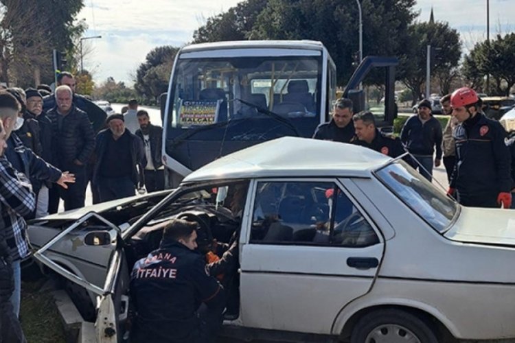 Adana'da yolcu minib&uuml;s&uuml;yle otomobil &ccedil;arpıştı: 9 yaralı