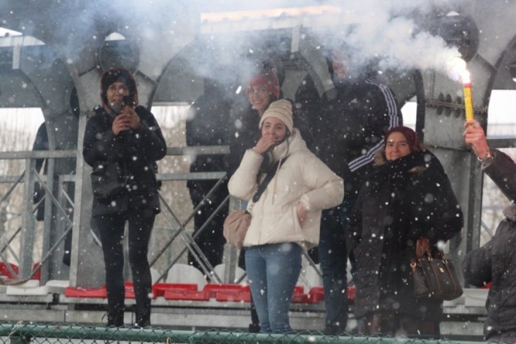 Bolu'da hakem, y&ouml;nettiği futbol ma&ccedil;ında sevgilisine evlilik teklifi etti