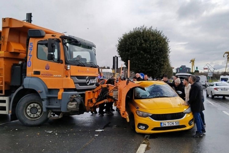 İstanbul'da kırmızı ışıkta ge&ccedil;en taksi İBB'nin aracıyla &ccedil;arpıştı: 3 yaralı
