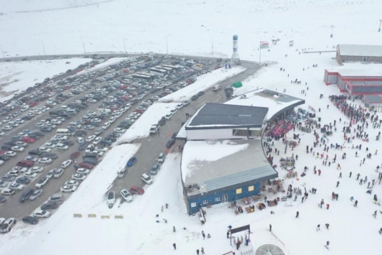 Erciyes Kayak Merkezi hafta sonu yoğunluğu