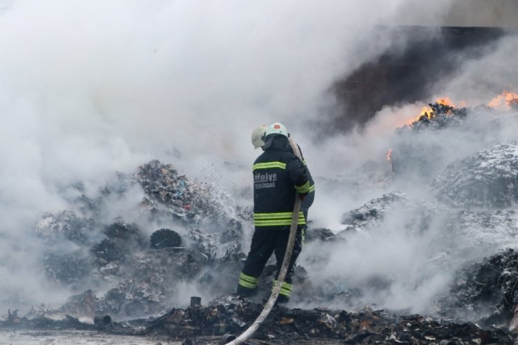 Tekirdağ'da plastik geri d&ouml;n&uuml;ş&uuml;m tesisinde yangın &ccedil;ıktı!