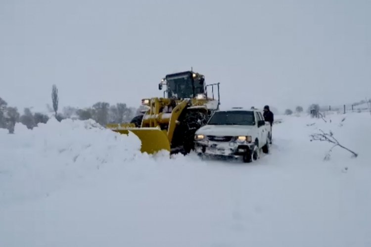 Bilecik'te kar nedeniyle kapanan yollar ekiplerin m&uuml;cadelesiyle a&ccedil;ılıyor