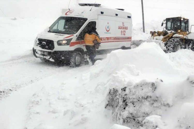 Siirt'te k&ouml;yde rahatsızlanan kadın kurtarıldı