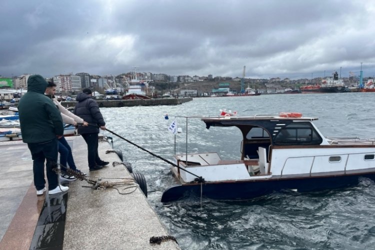 Balıkesir'de limana bağlı olan tekne sahibinin g&ouml;zleri &ouml;n&uuml;nde sulara g&ouml;m&uuml;ld&uuml;