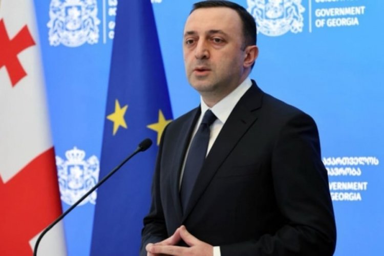 Başbakan g&ouml;revinden istifa etti