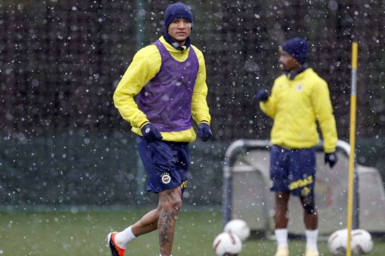 Fenerbah&ccedil;e, Antalyaspor ma&ccedil;ı hazırlıklarına başladı