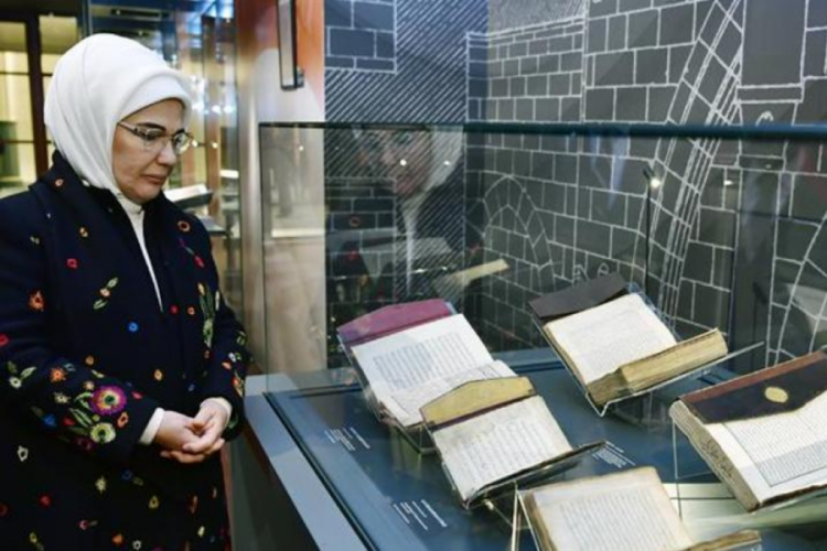 Emine Erdoğan, Maarif T&uuml;rk Eğitim Tarihi sergisini gezdi
