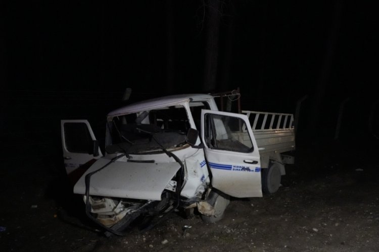 Antalya'da otomobil ile kamyonet kafa kafaya &ccedil;arpıştı!