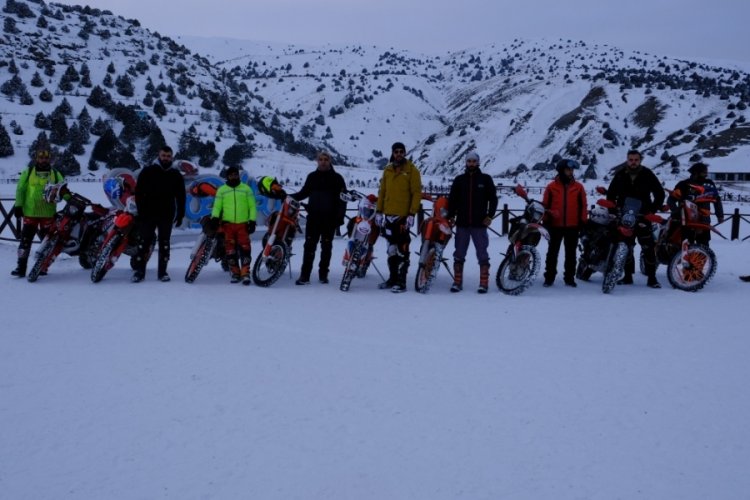 Ergan Kayak Merkezi'nde motokros g&ouml;sterisi renkli g&ouml;r&uuml;nt&uuml;ler oluşturdu