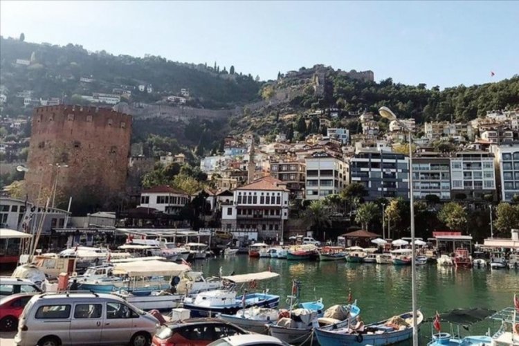 Antalya'da turizmcilere konutların turizm ama&ccedil;lı kiraya verilmesi ile bilgilendirme yapıldı