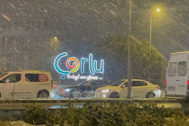 Kırklareli ve Tekirdağ'da kar yağışı etkili oluyor