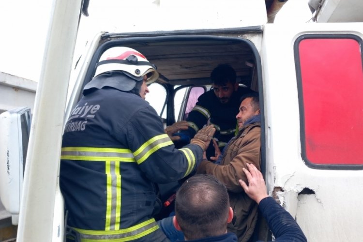 Tekirdağ'da kaza sonrası sıkışan kamyon şof&ouml;r&uuml; kurtarıldı