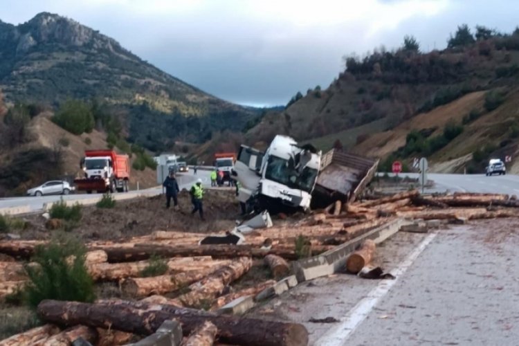 Balıkesir'de tomruk y&uuml;kl&uuml; kamyon kaza yaptı: 1 &ouml;l&uuml;