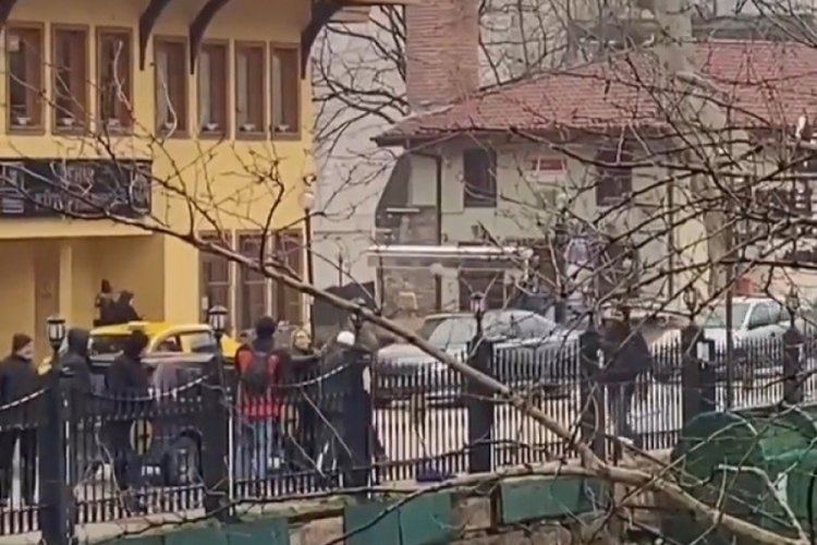 Bursa'da otomobil s&uuml;r&uuml;c&uuml;s&uuml; ile yaya arasında yol verme kavgası