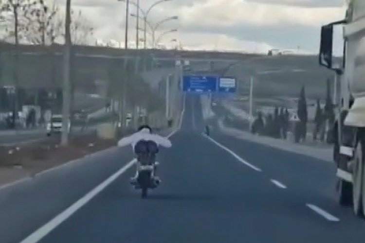 Şanlıurfa'da y&uuml;z&uuml;st&uuml; uzanarak motosiklet kullanan s&uuml;r&uuml;c&uuml; kamerada