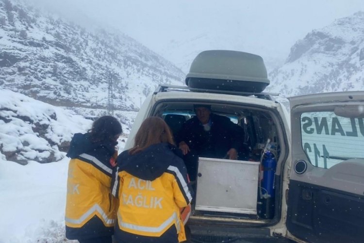 Yoğun kar yolu kapattı, rahatsızlanan kişinin yardımına ekipler koştu