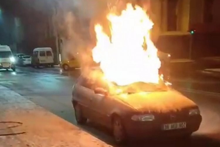 Sivas'ta otomobil alev alev yandı