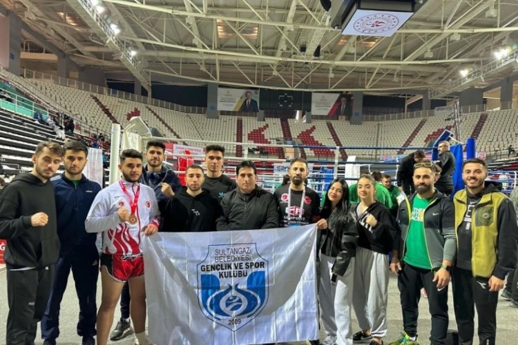 Sultangazili gen&ccedil; sporcu, Kick Boks T&uuml;rkiye şampiyonu oldu
