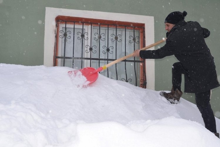 Hakkari'de evler kardan kayboldu