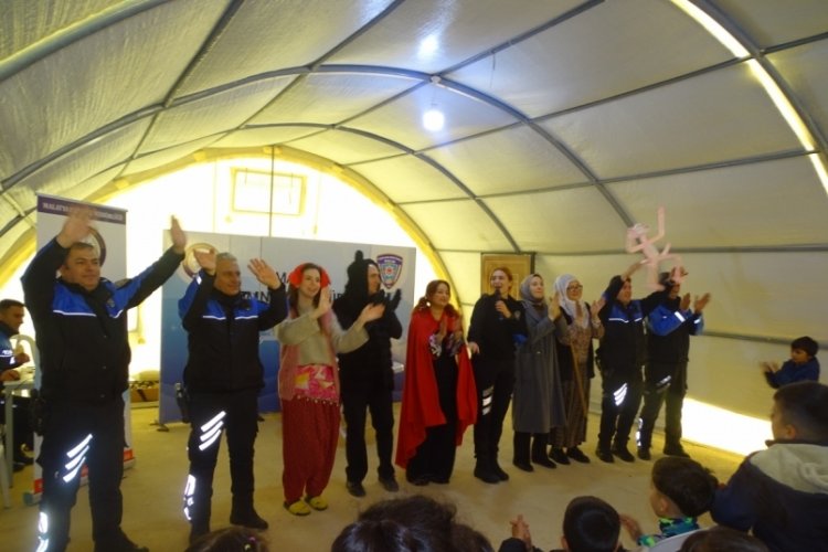 Malatya'da polis tiyatrosu ile &ccedil;ocuklar hem eğlendi hem bilgilendi