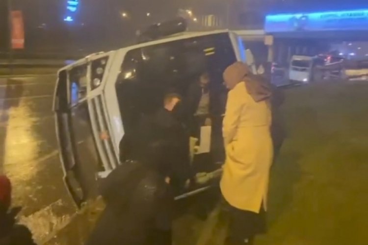 İstanbul'da minib&uuml;s devrilerek yan yattı!