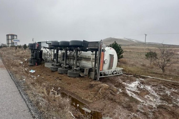 Afyonkarahisar'da tanker devrildi: 28 ton yağ yere d&ouml;k&uuml;ld&uuml;