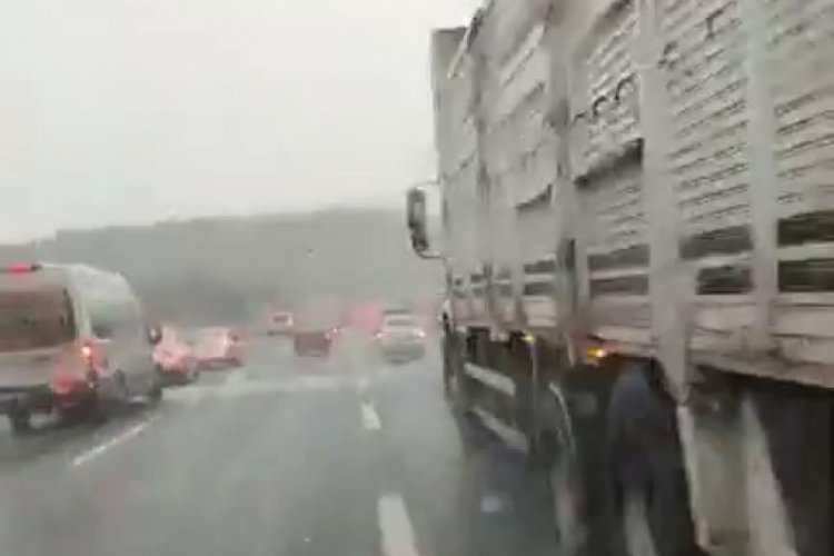 İstanbul'da trafikten kurtulmak i&ccedil;in ani şerit değiştiren otomobile kamyonet &ccedil;arptı