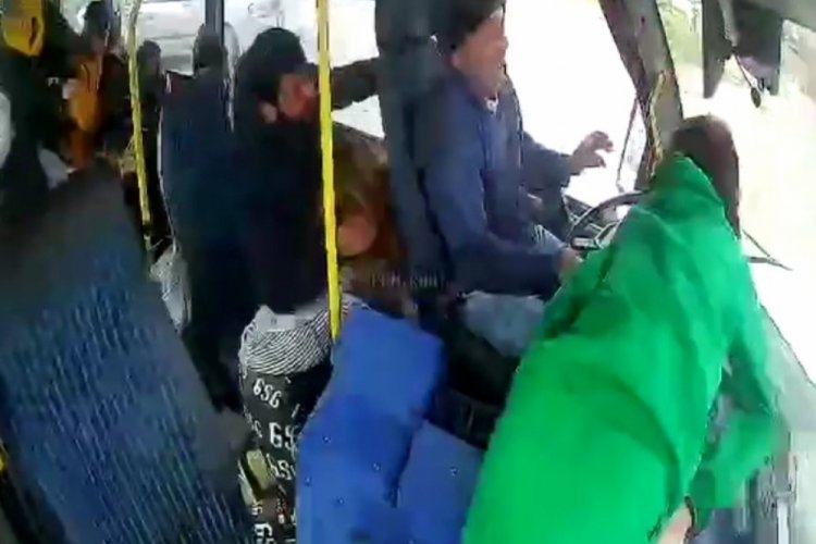 Adana'da 9 kişinin yaralandığı kazanın g&uuml;venlik kamerası kayıtları ortaya &ccedil;ıktı